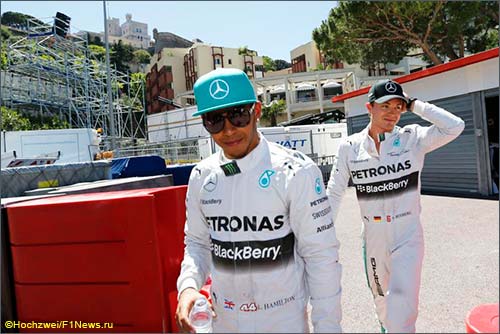 Гонщики Mercedes после квалификации в Монако