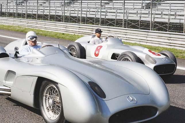 Льюис Хэмилтон и Стирлинг Мосс, выступавший за Mercedes в 1955 году