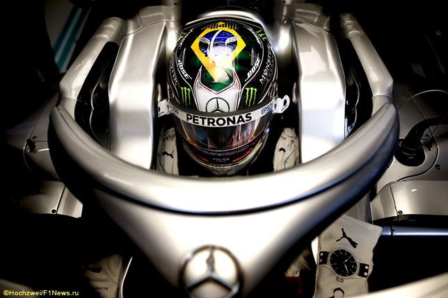 Льюис Хэмилтон в кокпите Mercedes W10 на тренировках в Бразилии