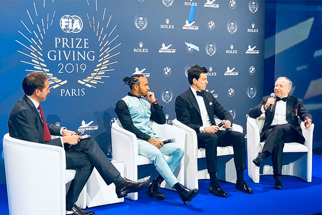 Льюис Хэмилтон, Тото Вольфф и Жан Тодт, президент FIA, на пресс-конференции в Париже