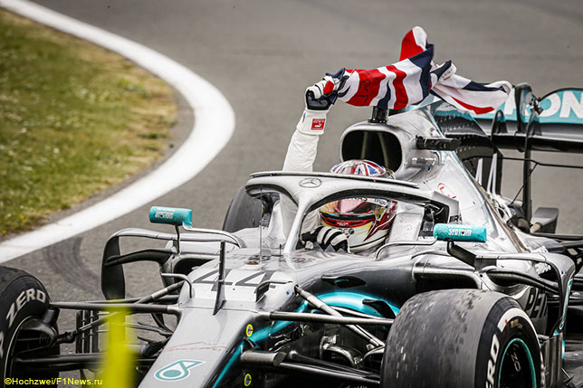 Льюис Хэмилтон за рулём Mercedes после финиша Гран При Великобритании