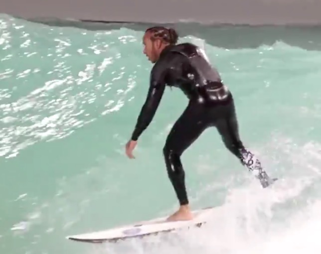Льюис Хэмилтон занимается сёрфингом в Мельбурне