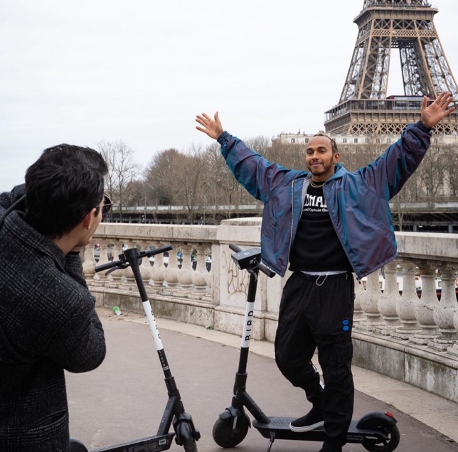 Льюис Хэмилтон во время съёмок программы Джо Джонаса, посвящённой Парижу