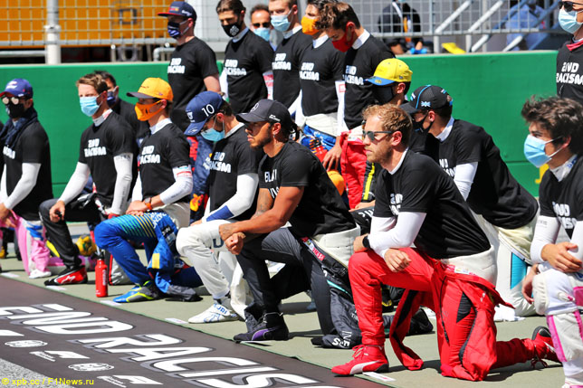 Гонщики на акции против расовой дискриминации перед стартом Гран При Австрии