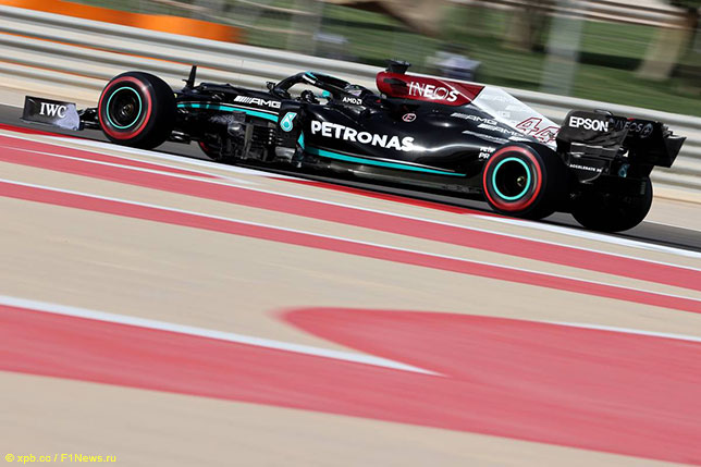 Льюис Хэмилтон за рулём Mercedes W12т на тренировке в Бахрейне