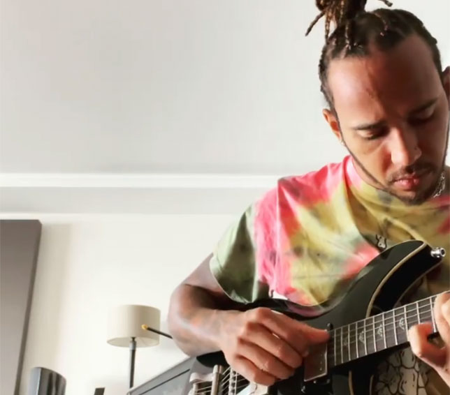 Льюис Хэмилтон играет на гитаре Дэвида Боуи, скриншот из видео, размещённого в Instagram гонщика