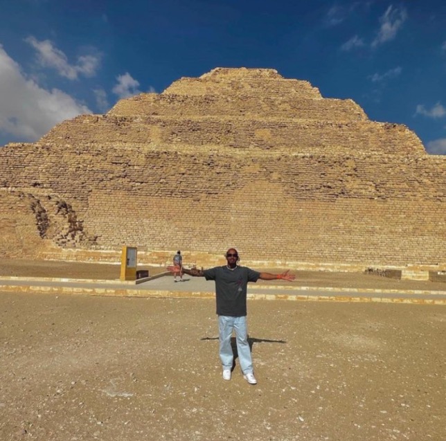 Льюис Хэмилтон на фоне одной из египетских пирамид, фото из социальных сетей