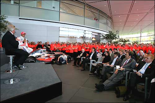 Встреча Льюиса Хэмилтона с персоналом технологического центра McLaren