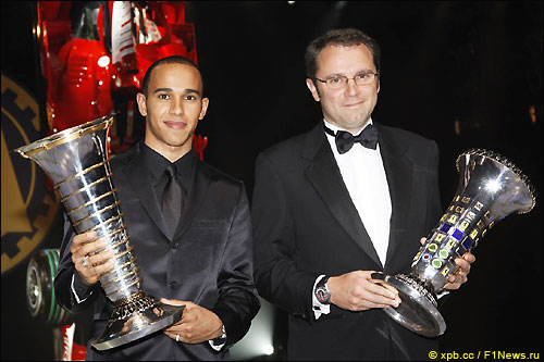 Льюис Хэмилтон (слева) и Стефано Доменикали, глава Ferrari, на церемонии FIA