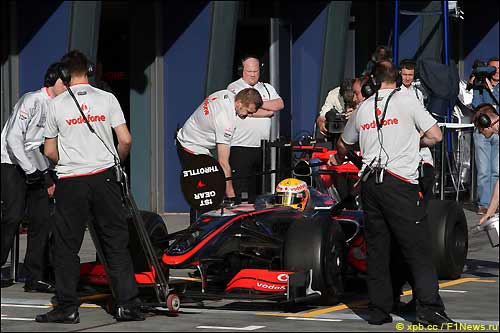 Команда McLaren во время тренировки в Мельбурне