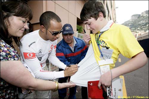 Льюис Хэмилтон раздает автографы на Гран При Монако