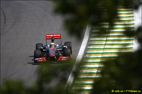 Льюис Хэмилтон на трассе Гран При Бразилии