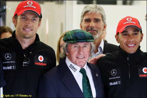 Джеки Стюарт с гонщиками McLaren, на заднем плане - Деймон Хилл