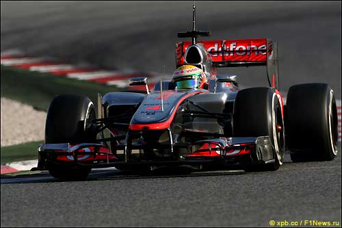 Льюис Хэмилтон за рулем McLaren МР4-27 на тестах в Барселоне