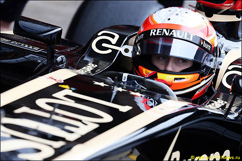 Роман Грожан в кокпите Lotus E21 в Барселоне