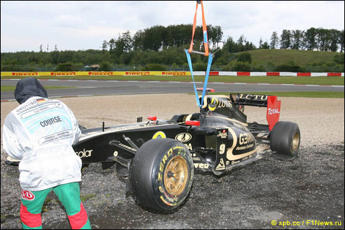 Машину Ника Хайдфельда эвакуируют после аварии на Гран При Германии