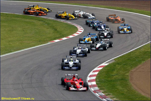 Михаэль Шумахер лидирует на старте Гран При Испании 2002 года