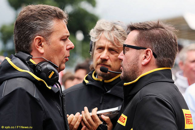 Пол Хембри (справа) и Марио Изола, спортивный директор Pirelli