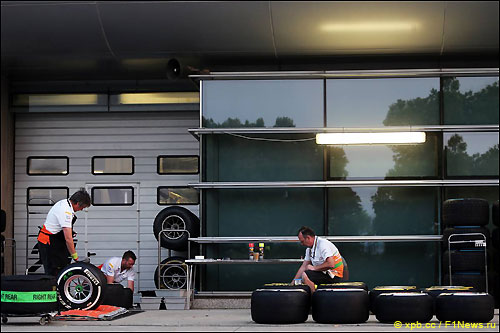Механики Force India работают с шинами Pirelli