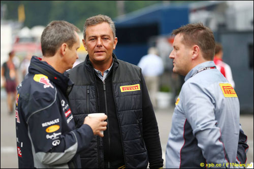 Пол Хэмбри с инженерами Red Bull Racing и Pirelli