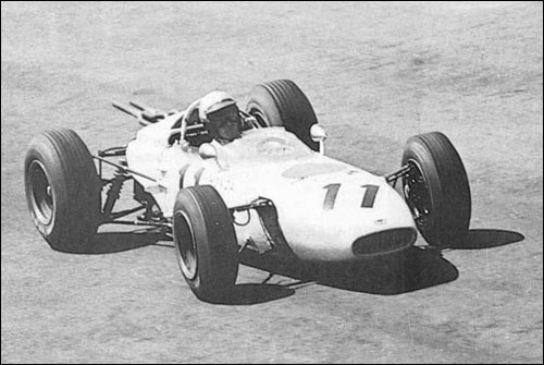Ричи Гинтер за рулем Honda на пути к победе в Гран При Мексики 1965 года