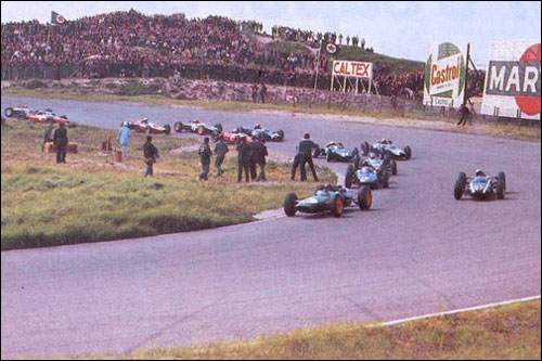 Джим Кларк лидирует в первом повороте Гран При Голландии 1963 года