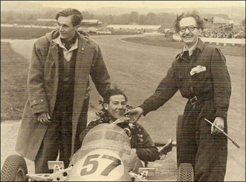 Альфред Мосс (справа) со своим сыном Стирлингом и его менеджером Кеном Грегори. Конец 40-х