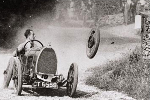 Bugatti Реймонда Мэйза теряет колесо во время соревнований по подъёму на холм. 1924 год