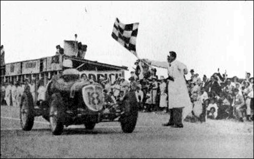 Уитни Стрейт победно финиширует на Гран При ЮАР 1934 года