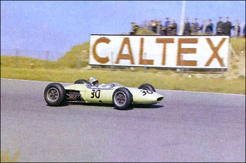 Иннес Айрленд ведёт BRP1 к четвёртому месту в Гран При Голландии 1963 года