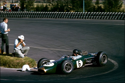 Ден Герни ведет Brabham BT7 к победе в Гран При Мексики 1964 года