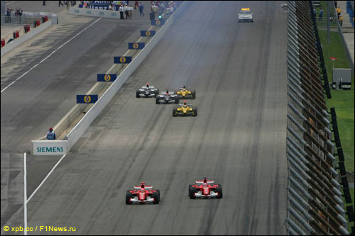 Шесть машин на старте навсегда останутся главным воспоминанием о Ф1 в Индианаполисе. Сатрт ГП США 2005 года