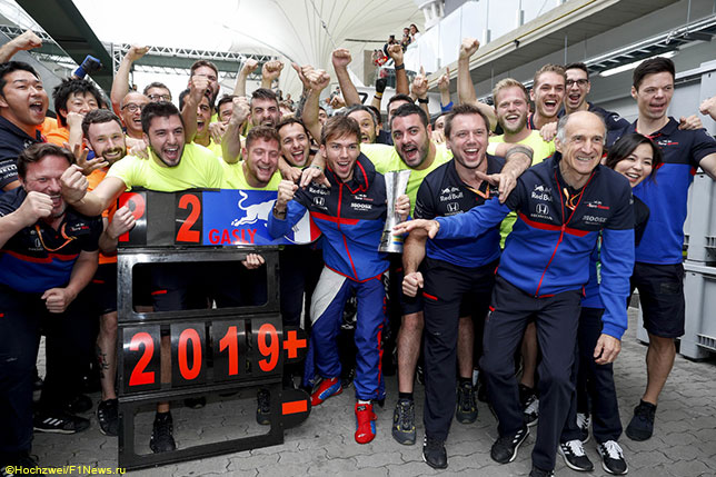 Пьер Гасли празднует успех в Бразилии вместе с командой Toro Rosso