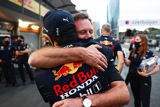 Кристиан Хорнер поздравляет Серхио Переса с победой в Гран При Азербайджана, фото пресс-службы Red Bull Racing