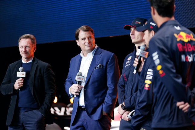 Кристиан Хорнер, гонщики Red Bull и Джим Фарли (в центре), глава корпорации Ford, на презентации RB19, фото пресс-службы команды
