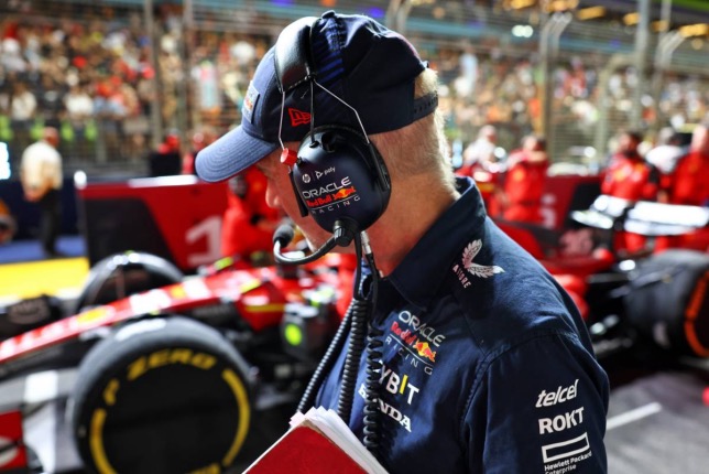 Эдриан Ньюи рассматривает Ferrari Карлоса Сайнса перед стартом Гран При Сингапура, 2023 год, фото XPB