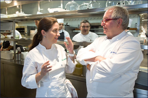 Шеф-повар Хуан-Мари Арсак (справа)
