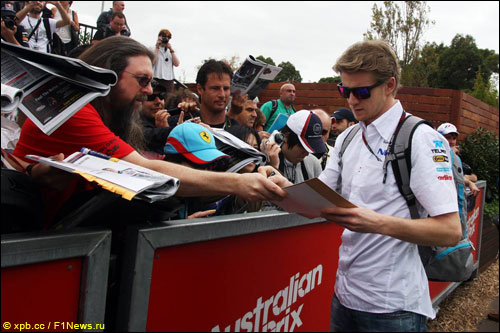 Нико Хюлкенберг раздает автографы накануне Гран При Австралии