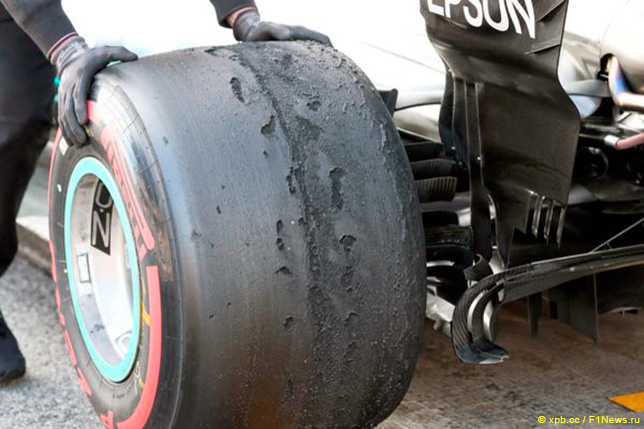 Шины Pirelli на Mercedes Валттери Боттаса во время тестов в Барселоне