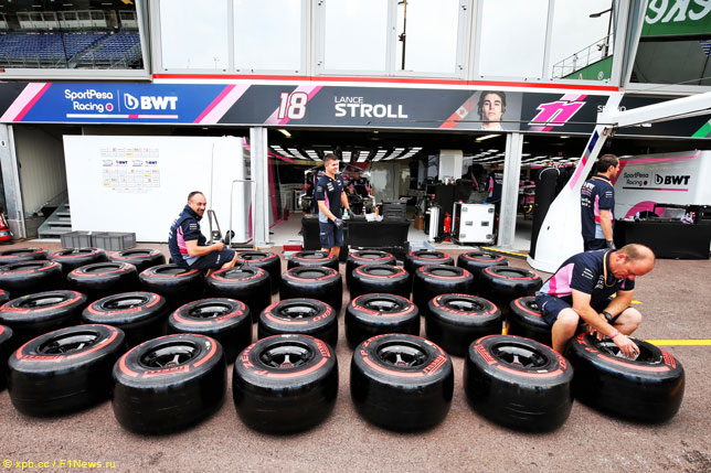 Механики Racing Point работают с шинами Pirelli