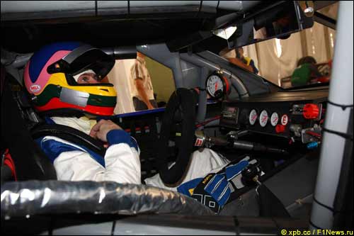 Жак Вильнев за рулем машины кузовной серии Speedcar
