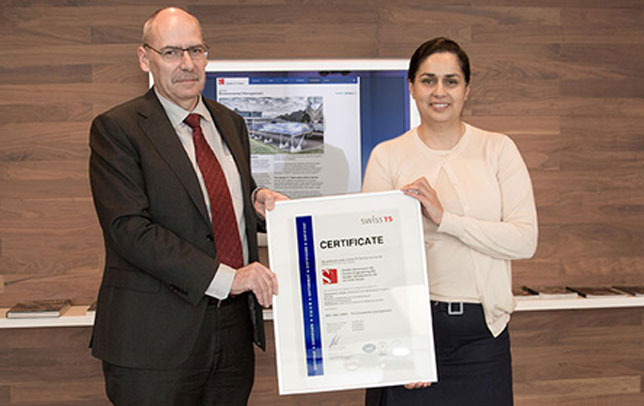 Мониша Кальтенборн получает сертификат ISO 14001