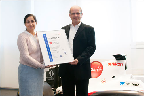 Исполнительный директор Sauber Мониша Кальтенборн получает экологический сертификат