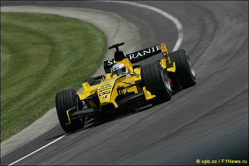 Нараин Картикеян на трассе Гран При США 2005 года за рулем Jordan EJ15