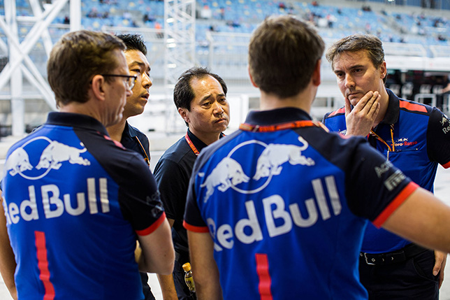 Джеймс Ки (справа) обсуждает рабочие моменты с инженерами Toro Rosso и мотористами Honda