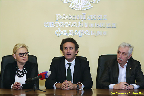 Алехандро Агаг (в центре), Оксана Косаченко и Сергей Ушаков, ответственный секретарь РАФ