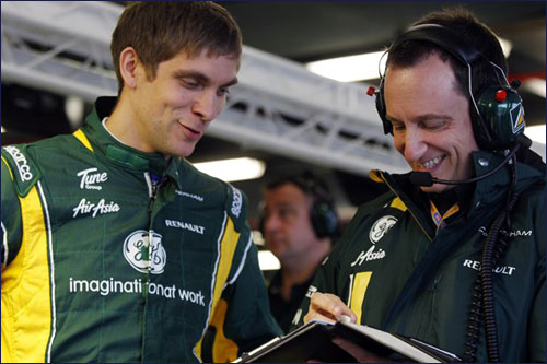 Виталий Петров со своим гоночным инженером Джанлукой Пизанелло на Гран При Австралии