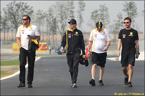 Роберт Кубица и инженеры Renault F1 обходят трассу перед началом уик-энда