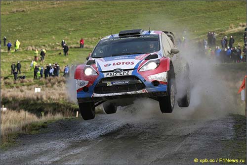 Роберт Кубица за рулём Ford Fiesta WRC на трассе британского ралли