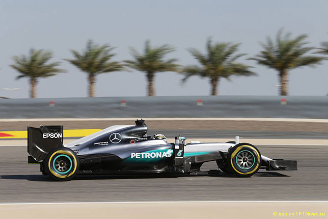Льюис Хэмилтон за рулём Mercedes на трассе в Бахрейне